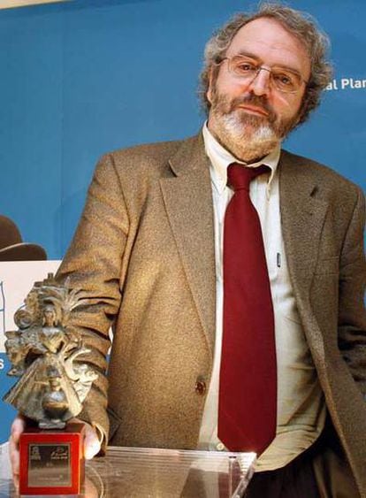 El ensayista, poeta y novelista vasco Jon Juaristi posa con el galardón tras ganar el XXXI Premio Azorín de Novela.