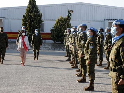La ministra de Defensa, Margarita Robles, pasa revista a los 'cascos azules' españoles en la base Miguel de Cervantes en Líbano.