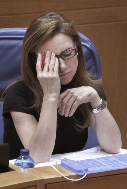 Marta Fernández Currás, ayer en su escaño, durante la sesión parlamentaria.