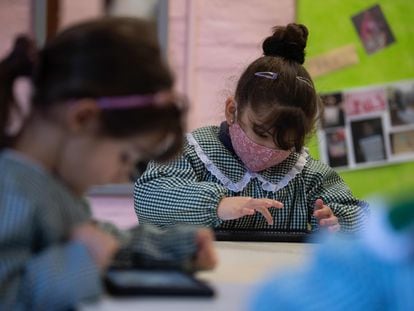 Dos niñas utilizan tablets durante una clase de preescolar, en Motevideo (Uruguay), en una imagen de archivo.