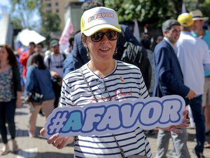 Una mujer participa en un mítin 'a favor'  de la nueva constitución de Chile, en Santiago, en 2023.