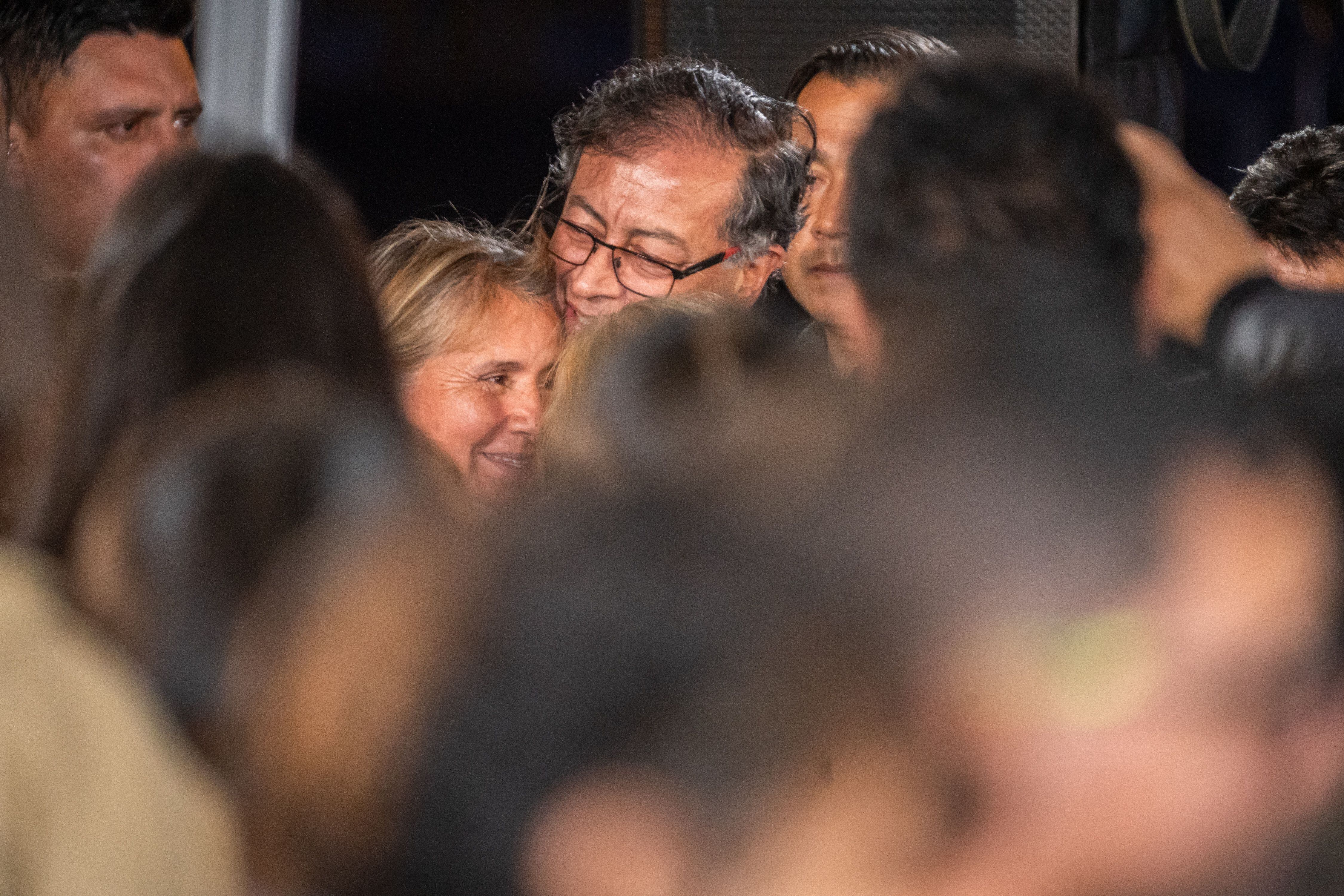 Gustavo Petro abraza a Jaqueline Castillo, presidenta de las MAFAPO, el 3 de octubre.