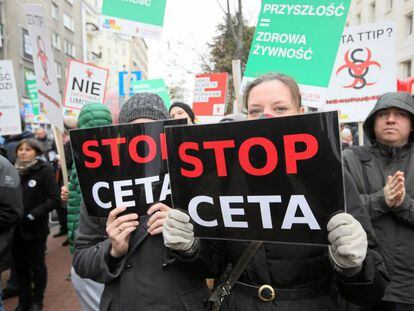 Manifestantes en contra del TTIP y el CETA en Polonia. 