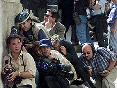 Periodistas gráficos y radiofónicos cubren una manifestación en Jerusalén.