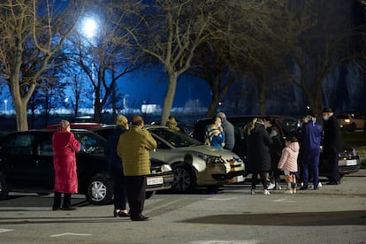 Los ciudadanos salen a la calle presumiblemente para pasar la noche en un descampado tras dos terremotos de intensidad 3,2 y 4,3 que se han sentido en Santa Fe (Granada).