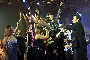 La cantante ganadora Rosa es llevada a hombros por sus compañeros del concurso televisivo 