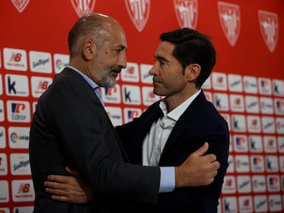 El presidente del Athletic Club, Aitor Eligezi (izquierda), saluda a Marcelino García Toral, que ha anunciado que no continuará entrenando al club Athletic Club la próxima temporada, este martes en Bilbao.