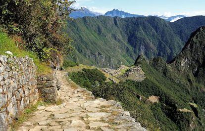 Una de las zonas mejor conservadas del llamado Camino del Inca; al fondo, Machu Picchu, erigido en el siglo XV a casi 2.500 metros de altitud.