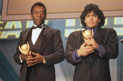 Pelé y Maradona, durante una ceremonia de premio en 1987 en Italia.
