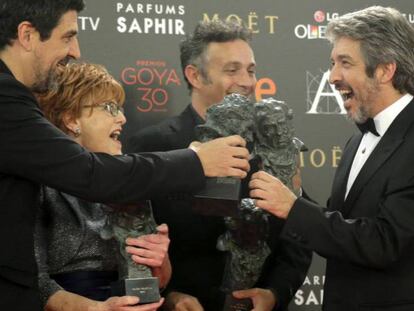 FOTO: Cesc Gay, la productora Marta Esteban, el actor argentino Ricardo Darín y el guionista Tomás Aragay, posan con los Goyas por la película 'Truman' (2016)./ VÍDEO: Tráiler de 'Truman'.