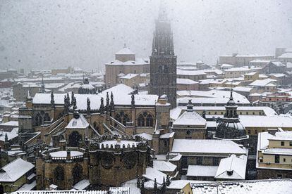 Vista general del centro de Toledo durante la copiosa nevada de este jueves.