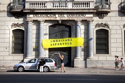 Reivindicacions amb tot el sentit de l'humor en la Diada del 2012. Una pancarta converteix la Delegació del Govern a Catalunya en "Ambaixada espanyola".