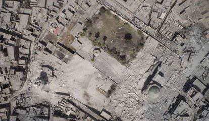 Vista aérea de la destrucción de la mezquita de al-Nuri causada por ISIS.