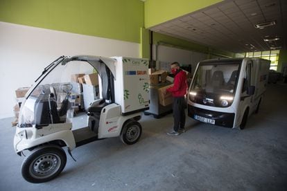 Un trabajador de Voltio, empresa de reparto con vehículos eléctricos y alternativos, en el almacén de la marca en Alcalá de Henares.