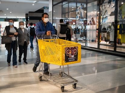 Los compradores caminan por un centro comercial en Bogotá, Colombia, el jueves 28 de julio de 2022.