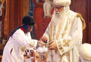 El pequeño Bishoy Girgis Masaad coge la bola del cáliz en el que se encuentran los nombres de los tres candidatos a suceder a Shenuda III como Papa de los coptos.