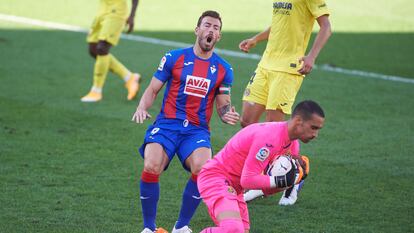 Asenjo atrapa el balón ante Sergi Enrich.