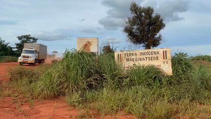 Un letrero marca la entrada al territorio indígena. La comunidad de Marãiwatsédé está ubicada entre São Felix do Araguaia y otros dos municipios de Mato Grosso, el principal estado agrícola de Brasil.