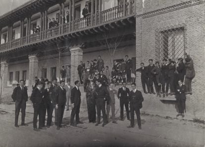 Un grupo de alumnos, entre ellos Emilio Prados, Luis Buñuel o Pepín Bello, posa frente al pabellón transatlántico de la Residencia de Estudiantes de Madrid en 1919.