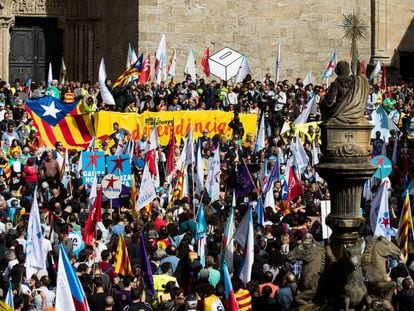 Manifestantes en favor del refer&eacute;ndum catal&aacute;n en la plaza de Prater&iacute;as de Santiago.