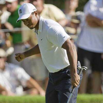 Tiger Woods celebra un gran golpe.