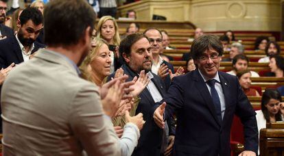 Puigdemont es felicitado por su grupo durante el debate de la cuestión de confianza en el Parlament.