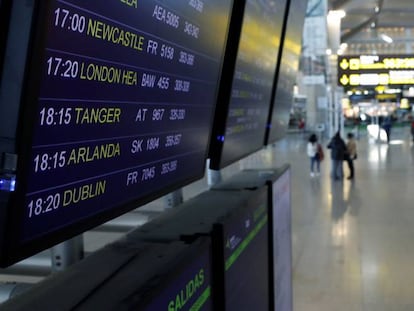 Vista de un panel de información en Madrid-Barajas.