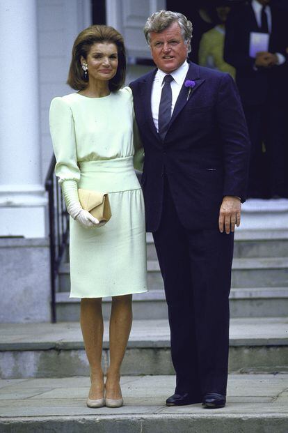 Para asistir a la boda de su hija Caroline B. Kennedy con Edwin A. Scholossberg, la neoyorquina eligió un elegante traje verde pastel que, una vez más, combinó con guantes blancos.
