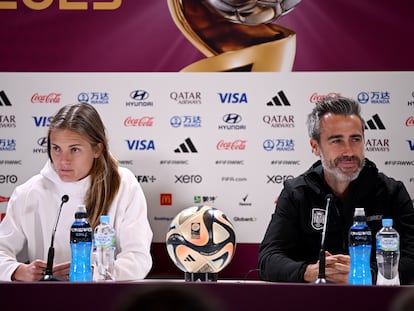 Jorge Vilda junto a Irene Paredes durante la rueda de prensa previa a la final del Mundial entre España e Inglaterra.