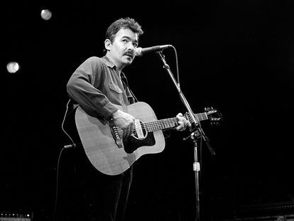 John Prine en un concierto en Nueva York en 1986.