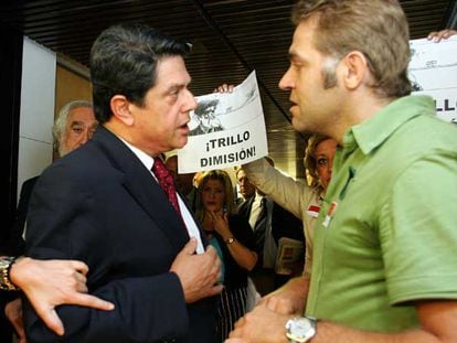 Pacho González, hermano de un capitán fallecido en el accidente, se encara a Federico Trillo durante la comparecencia del ex ministro en el Congreso de los Diputados en junio de 2005.