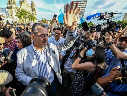 Bernardo Arévalo saluda a sus seguidores a la llegada a la Plaza de la Constitución este lunes en Ciudad de Guatemala.