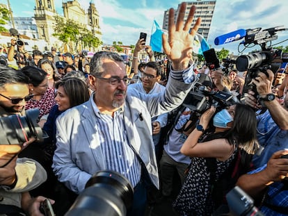 Bernardo Arévalo saluda a sus seguidores a la llegada a la Plaza de la Constitución este lunes en Ciudad de Guatemala.