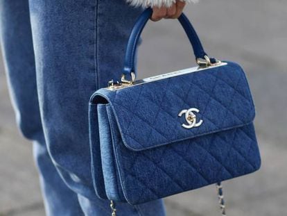Una modelo sujeta un bolso de Chanel.