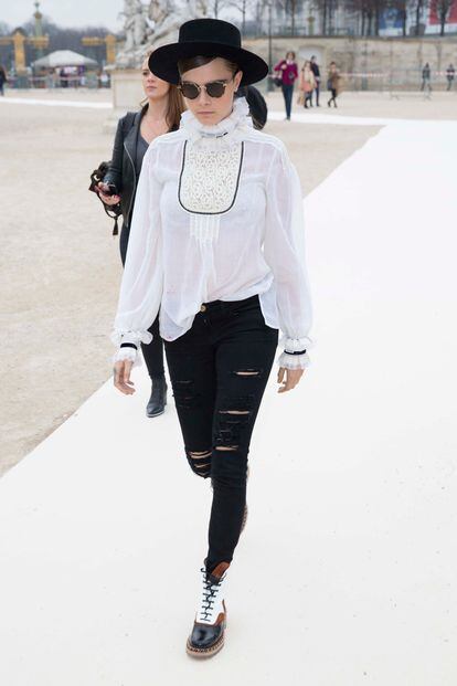 Cara Delevingne se dejó ver con esta ecléctica mezcla en la semana de la moda de París. Solo ella puede llevar blusa con chorreras de inspiración victoriana y vaqueros rotos en el mismo look.