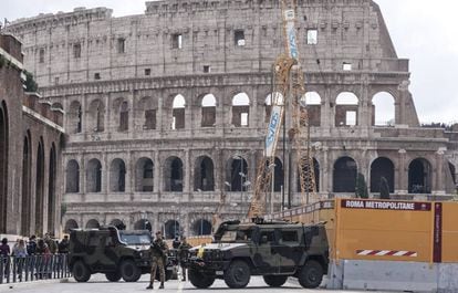 Soldados italianos vigilan los alrededores del Coliseo, el pasado 23 de marzo.