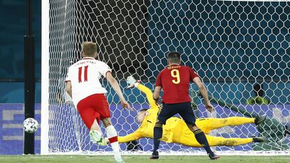Gerard Moreno lanza desde el punto de penalti y el poste evita el gol.