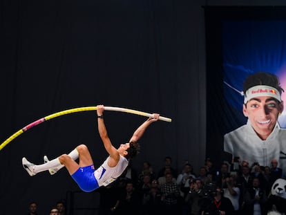 Duplantis durante su ejercicio de salto con pértiga del 9 de febrero en los Juegos de Invierno.