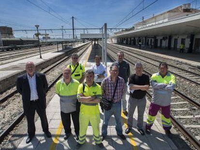 Un grupo de trabajadores de la estación Linares-Baeza posa junto a las vías del ferrocarril.