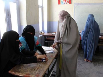 Unas mujeres afganas votan el pasado día 28 de septiembre durante las elecciones presidenciales, en Jalalabad, Afganistán.