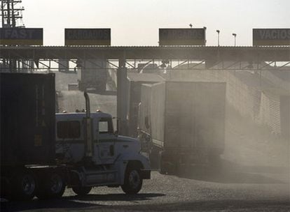 Varios camiones se dirigen a la frontera de México en Tijuana.