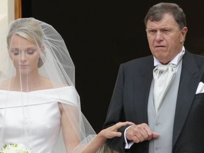 Charlene junto a su padre, Michael Kenneth Wittstock, el día de su boda con el príncipe Alberto, en 2011.