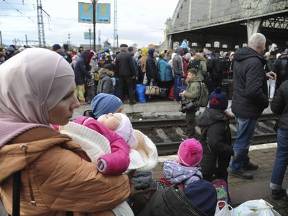 Familias esperando para coger un tren en la ciudad de Lviv, en el oeste de Ucrania, este sábado.