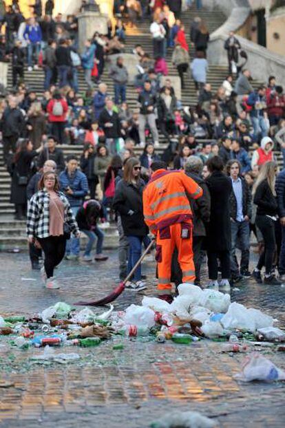 La basura se acumula en las escaleras, lugar de encuentro de visitantes.