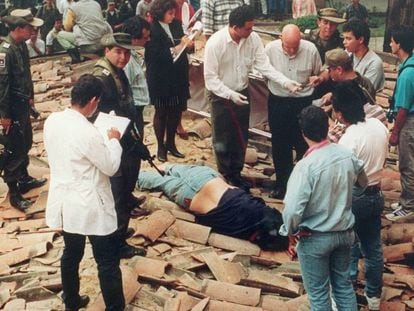 El cuerpo sin vida de Pablo Escobar, sobre un tejado el Medellín.