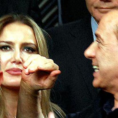 Berlusconi, junto a Patrizia D'Addario, a la entrada del Hotel Palace de Bari el 31 de mayo pasado.