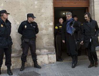 Miguel Tejeiro (derecha) junto a su abogado tras prestar declaraci&oacute;n el s&aacute;bado ante el juez.