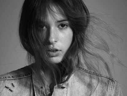 Dora Postigo posa en la campaña Levi's x Davidelfin.