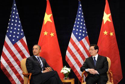 El presidente de Estados Unidos, Barack Obama (izquierda), y su homólogo chino, Hu Jintao, en una reunión bilateral durante la cumbre de Seúl.