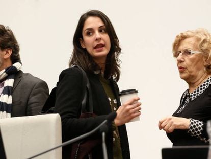 Mauricio Valiente, Rita Maestre y Manuela Carmena en el Pleno del Ayuntamiento de Madrid.